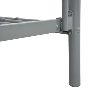 Detailaufnahme: Graues Metall Etagenbett, stabile Konstruktion mit Schrauben.