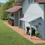 Hellgrau-weißes Kunststoff-Schleppdach am Gartenhaus für zusätzlichen, wettergeschützten Stauraum.