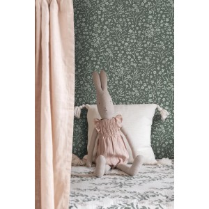 ESTAhome Vliestapete Blumen Graugrün (50x900cm) im Vintage-Look mit Stofftier auf dem Bett.