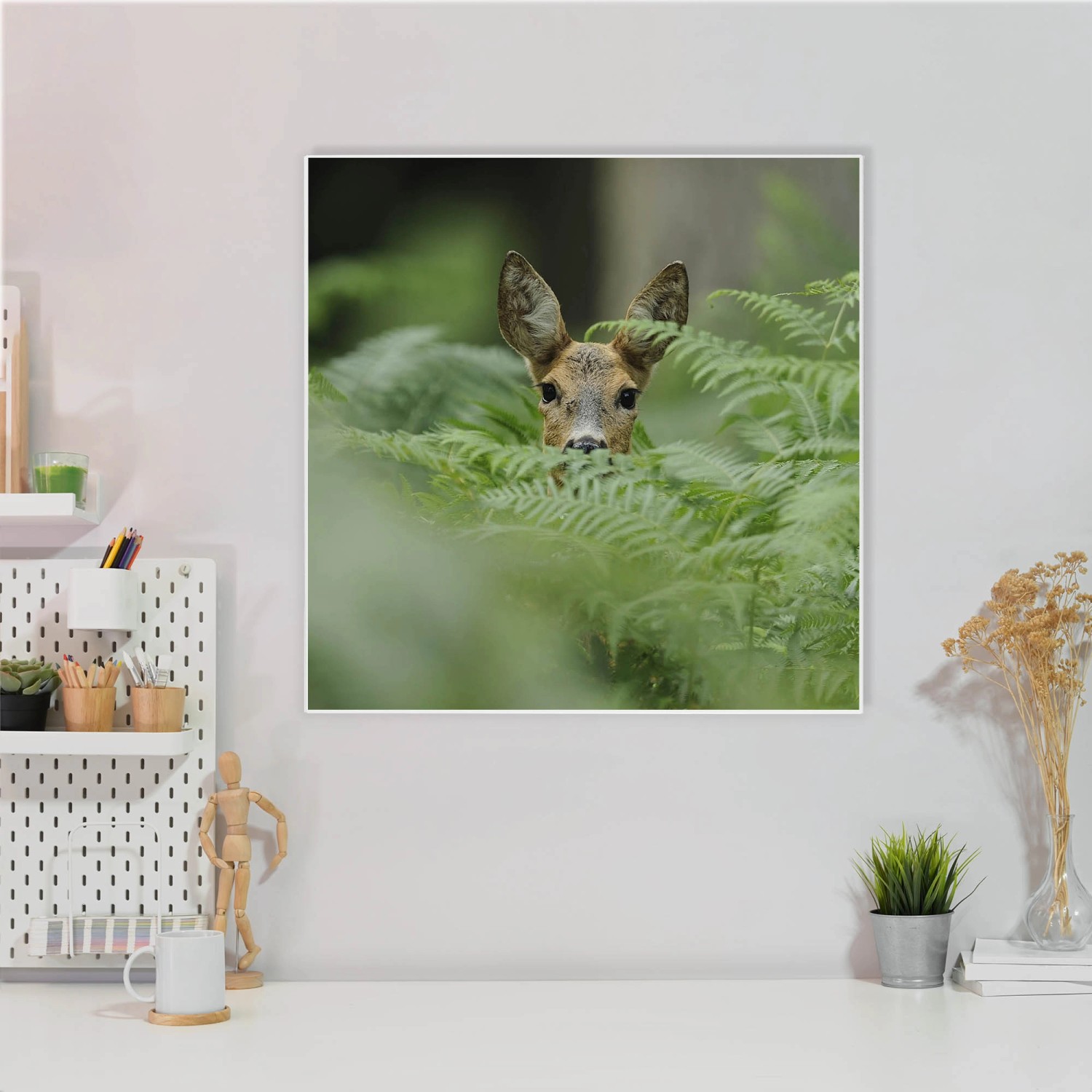 Weiße Magnettafel 50x50cm mit Reh-Motiv. Metall-Pinnwand inklusive 4 Magnete. Wanddekoration.