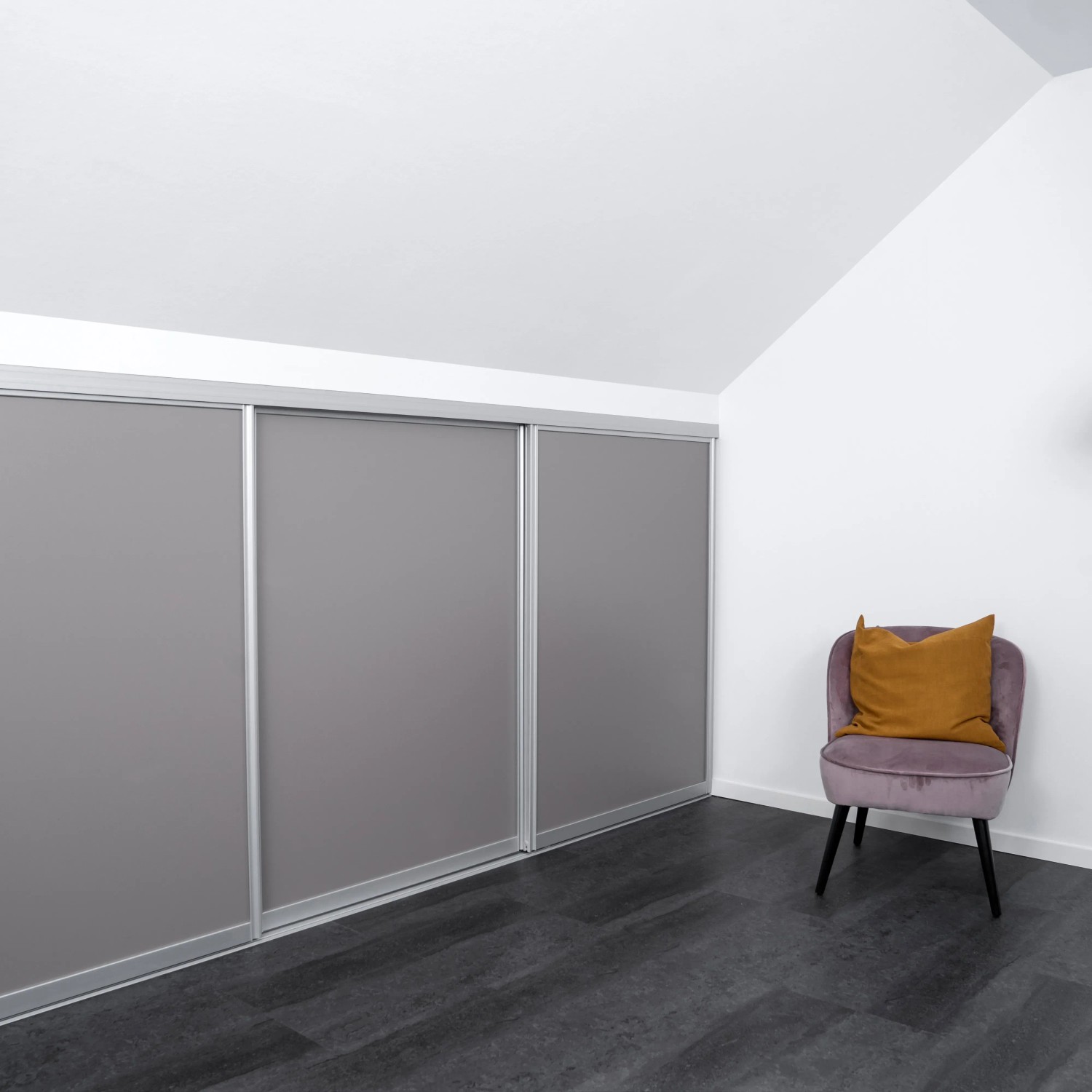 Kniestock-Baupaket mit Schiebetüren in Silber/Taupe im Dachgeschoss.