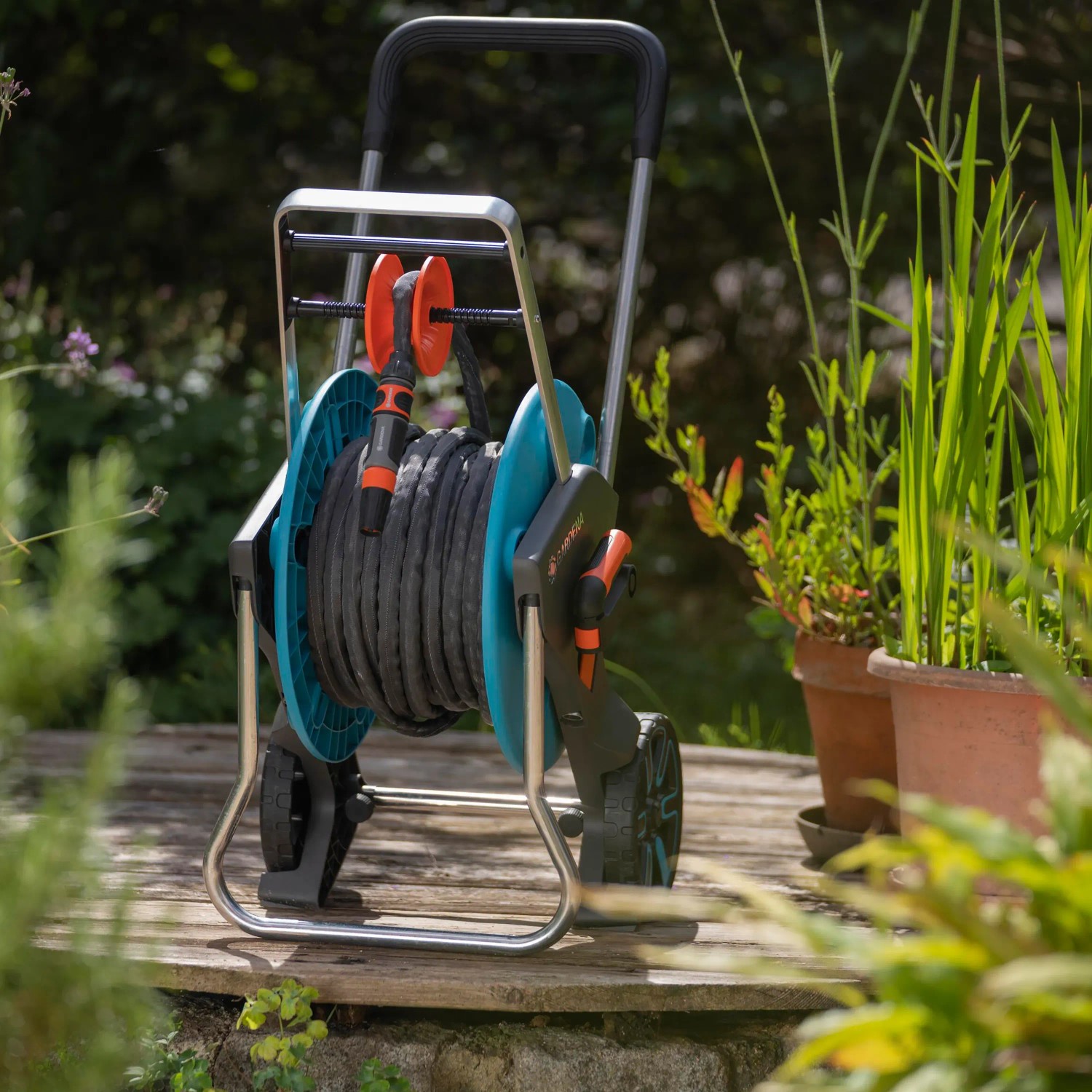 Gardena Gartenschlauch-Set Liano™ Life 20 m auf Schlauchwagen mit Spritze und Zubehör.