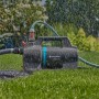 Gardena Gartenpumpe-Set 5200 Silent mit Schlauch und Zubehör im Einsatz auf Rasen.