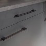 Detailaufnahme: Graue Respekta Küchenzeile Oliver mit mattschwarzen Stangengriffen.