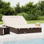 Braune 2-Personen-Sonnenliege mit Dach und cremefarbenen Kissen aus Poly Rattan. Ideal für Garten und Terrasse.