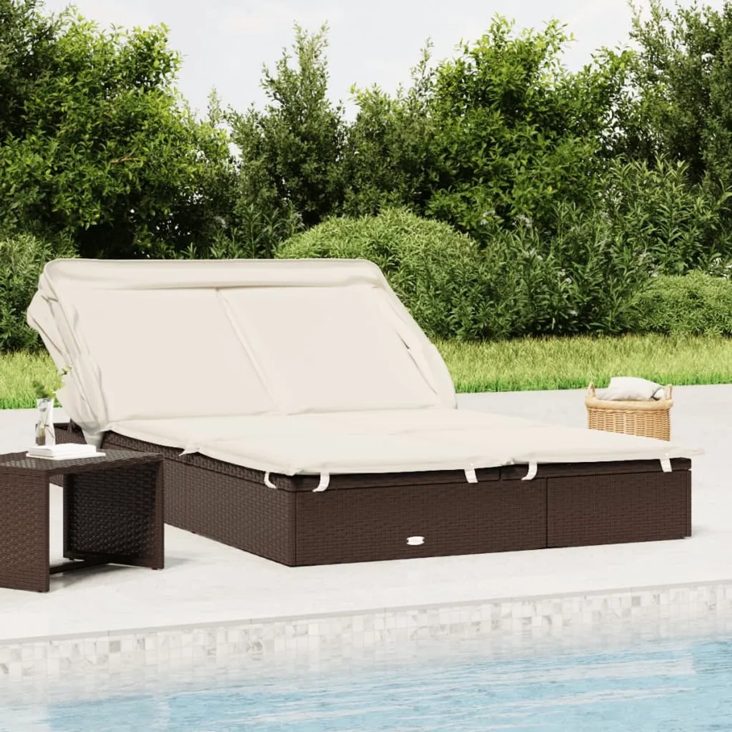 Braune 2-Personen-Sonnenliege mit Dach und cremefarbenen Kissen aus Poly Rattan. Ideal für Garten und Terrasse.