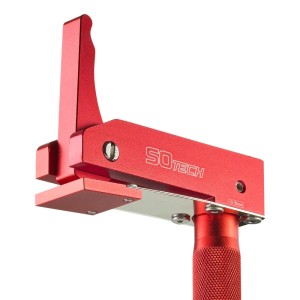 Roter SOTECH Spannhaken aus Aluminium mit Spannhebel für Werkbänke mit 20 mm Lochraster. Zur sicheren Werkstückfixierung.