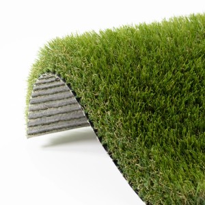 Grüner Primaflor Kunstrasen Mystique mit dichtem, 47mm hohem Flor. Wetterfester Outdoor-Bodenbelag für Garten & Terrasse.