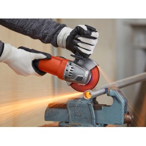 Black+Decker Winkelschleifer BEG110 in Aktion beim Schleifen eines Metallrohrs.