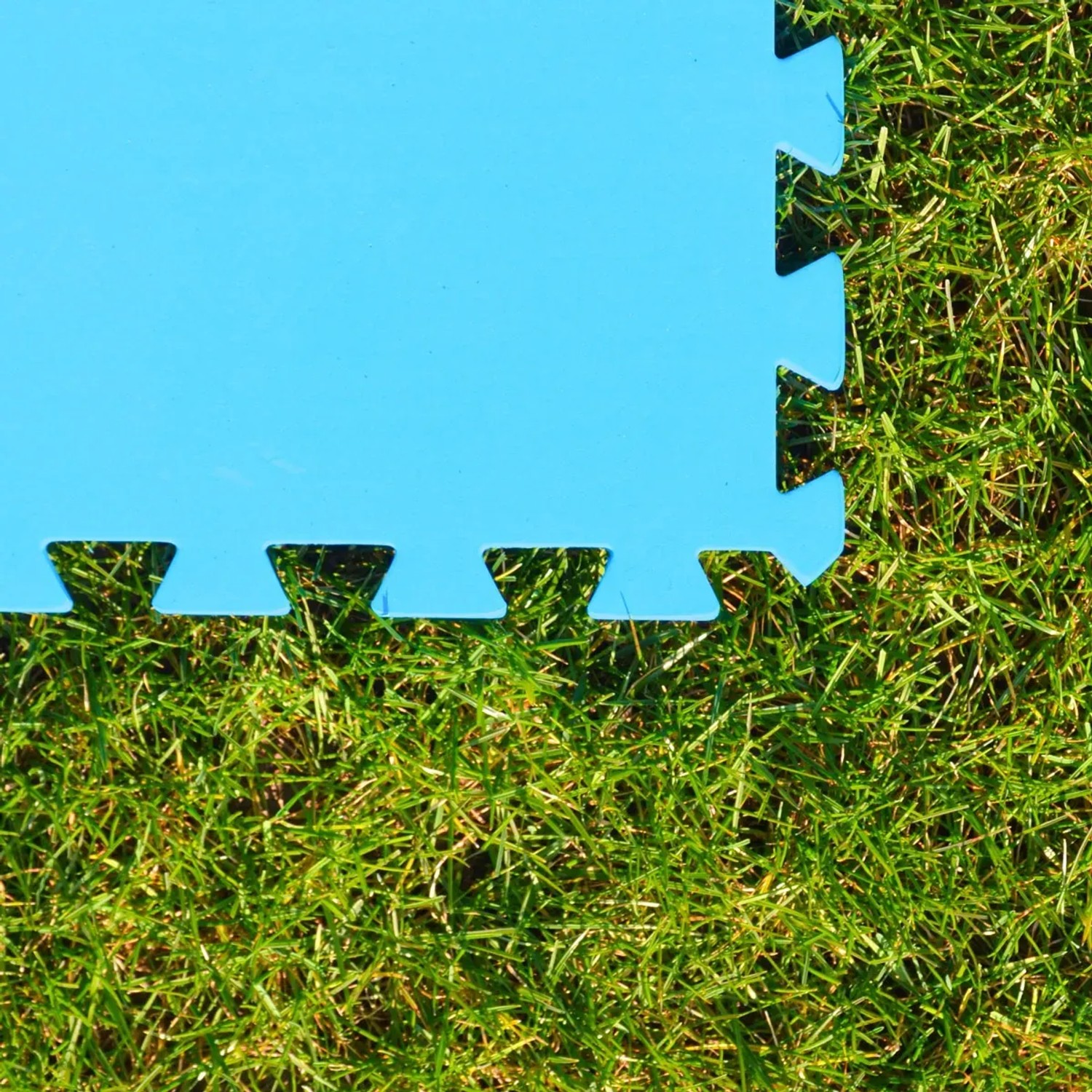 Blaues eyepower Poolmatte 68er Set (50x50 cm) auf Rasen, ideal als Poolunterlage.