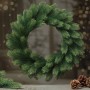 Grüner Kunsttannenkranz 45 cm mit dichten PE Nadeln, ideal als festliche Tür- oder Wanddekoration.