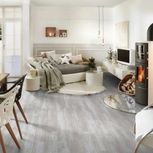 Wohnraum mit Project Floors Klebe-Vinylboden Home/30 PW 3070/30 in gekalkter Holzoptik.