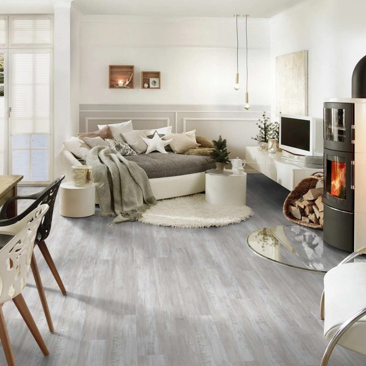 Wohnraum mit Project Floors Klebe-Vinylboden Home/30 PW 3070/30 in gekalkter Holzoptik.