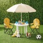 Sunula Kinder Campingstühle mit Löwenmotiv, Tisch, Sonnenschirm und Spielzeug im Garten.