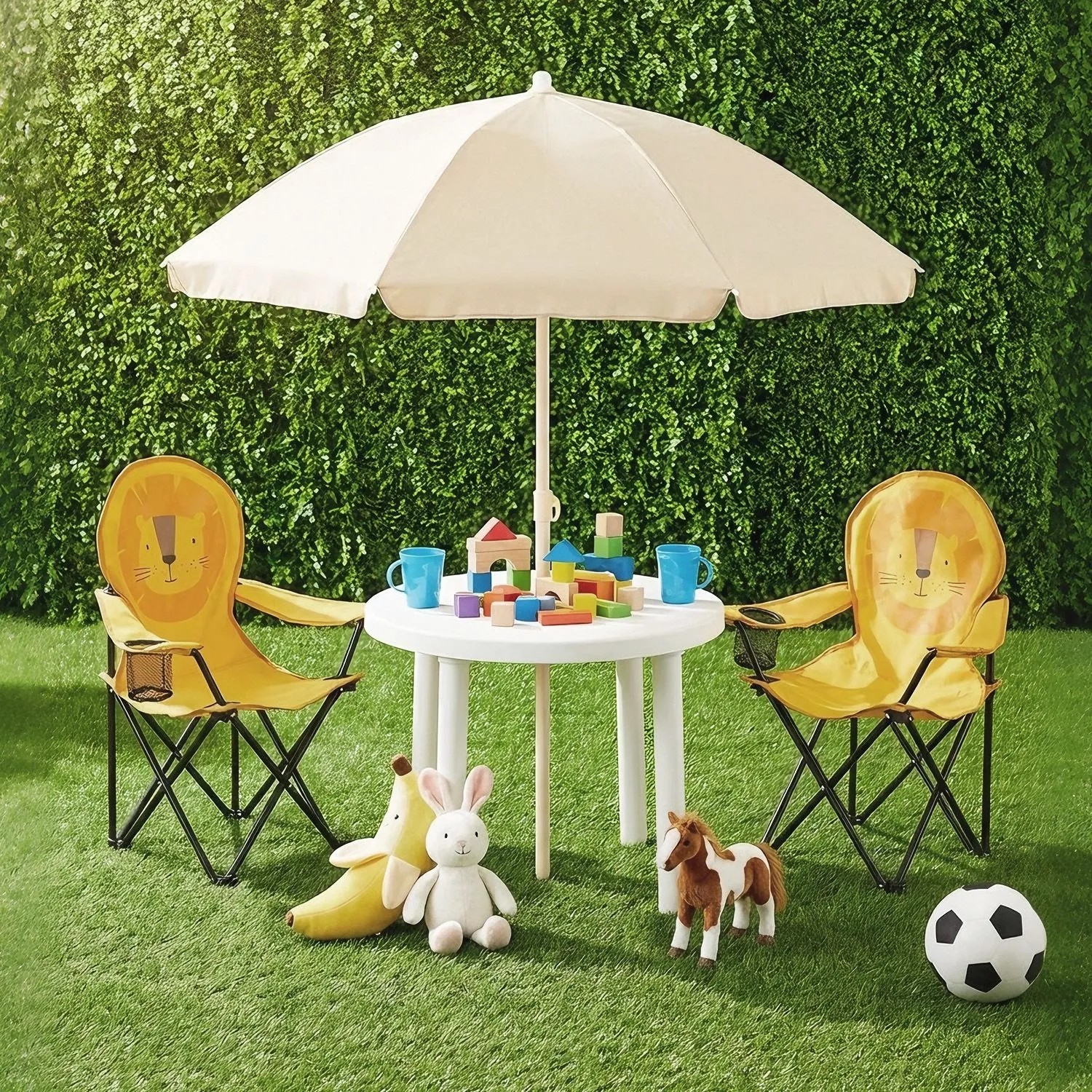 Sunula Kinder Campingstühle mit Löwenmotiv, Tisch, Sonnenschirm und Spielzeug im Garten.