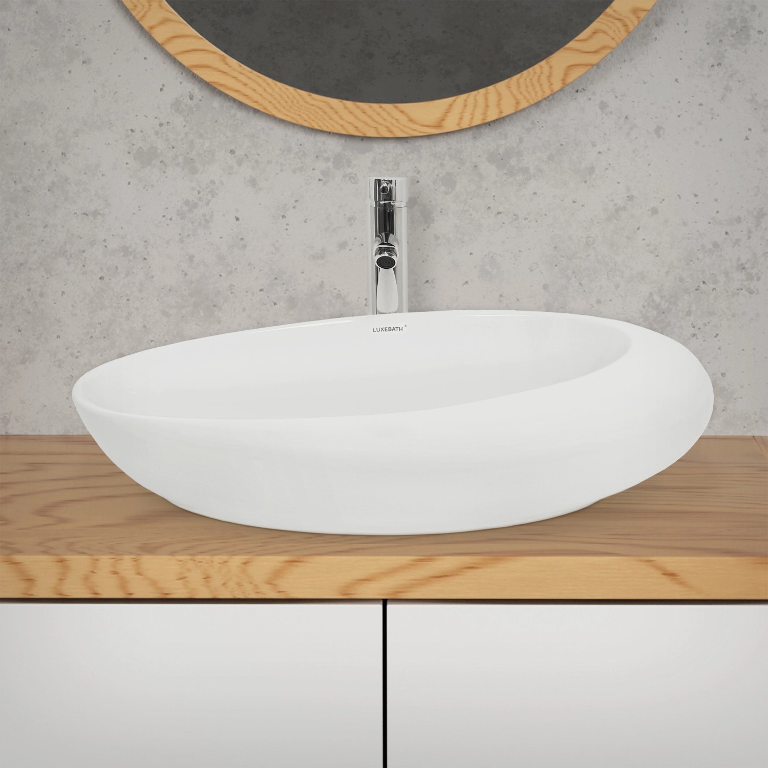 Weißes, ovales ECD Germany Aufsatzwaschbecken aus Keramik (585x375x145mm) auf Waschtisch montiert.