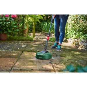 Bosch Terrassenreiniger AquaSurf 250 reinigt Steinplatten. Grünes Zubehör für Hochdruckreiniger, mit Spritzschutz.