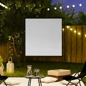 Weiße Beamer Leinwand mit Ständer im Garten bei Nacht, umgeben von Lichterketten und Sitzgelegenheiten für ein Heimkino-Erlebnis.
