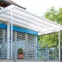 Terrassenüberdachung mit weiß-opaler Hohlkammerplatte (16 mm) als Kunststoffbedachung.