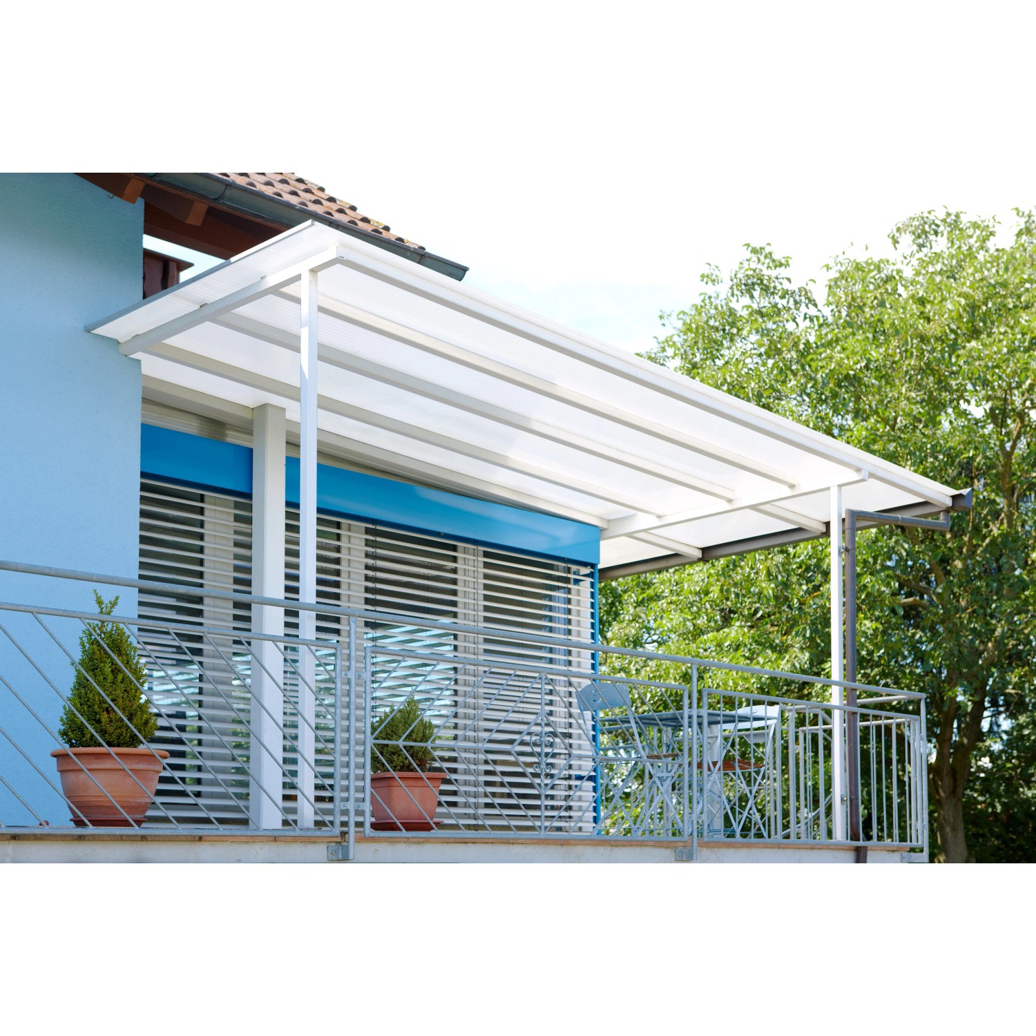 Terrassenüberdachung mit weiß-opaler Hohlkammerplatte (16 mm) als Kunststoffbedachung.
