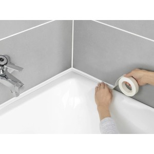 Anwendung des weißen, knickbaren Wenko Abdichtbands an einer Badewanne.