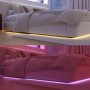 Philips Hue Lightstrip unter einem Bett, mit Farbwechsel von Weiß zu Pink.