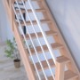 Helle Holztreppe Mykonos Pro mit weißem Edelstahlgeländer, Buche, 90 cm breit.