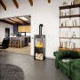 Schwarzer Haas+Sohn Kaminofen mit Holzscheiten im Wohnraum. Der Kaminofen hat 6 kW Leistung und Automatik.