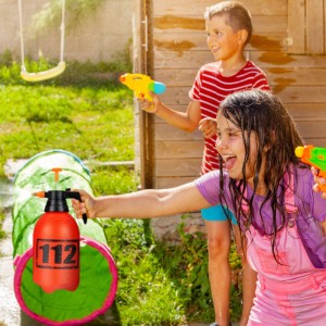 Kinder mit orange-schwarzer Relaxdays Wasserspritze (Feuerlöscher-Design) im Garten.