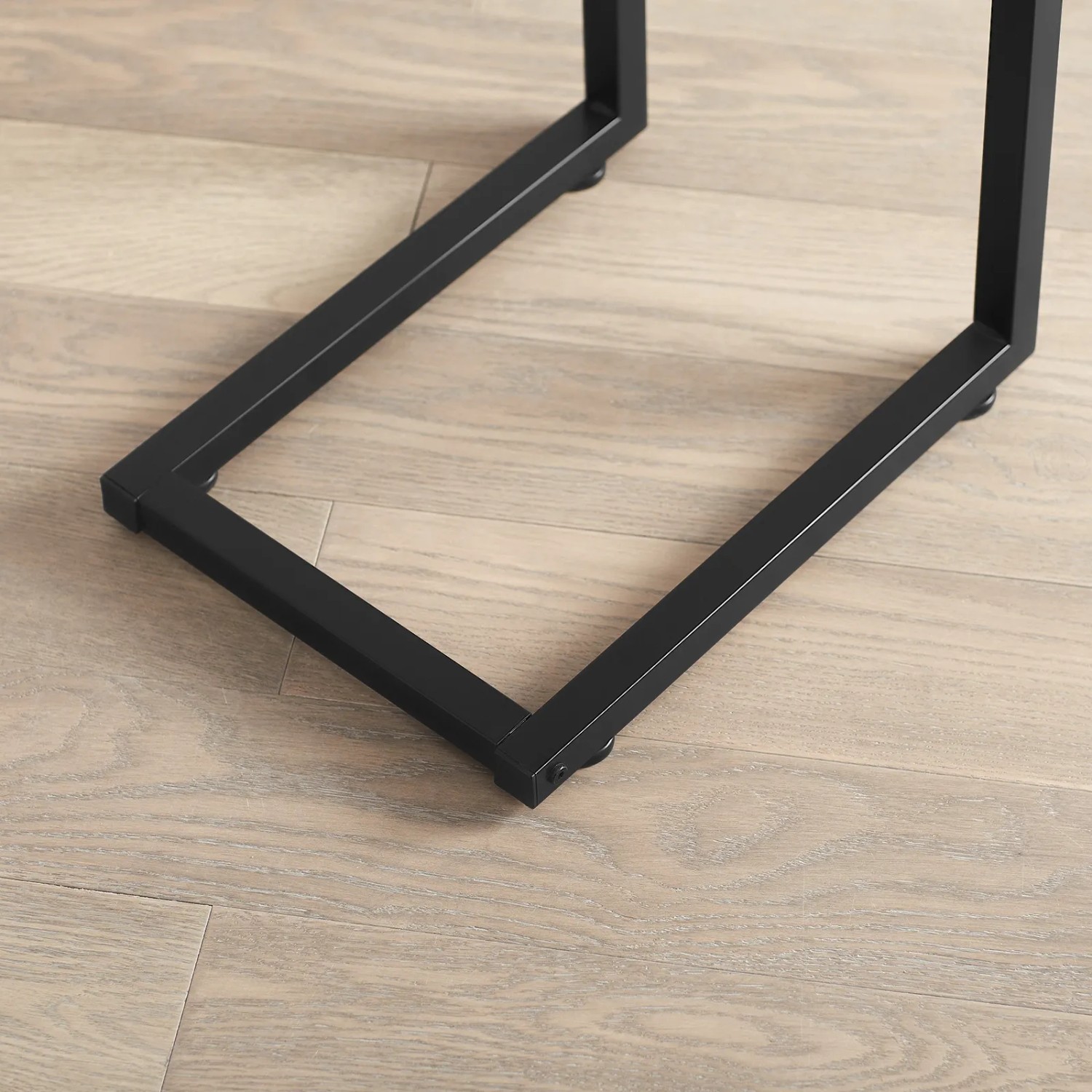 Detailaufnahme: Schwarzes Metallgestell des grauen SoBuy Betttisch/Nachttisch FBT44-HG.