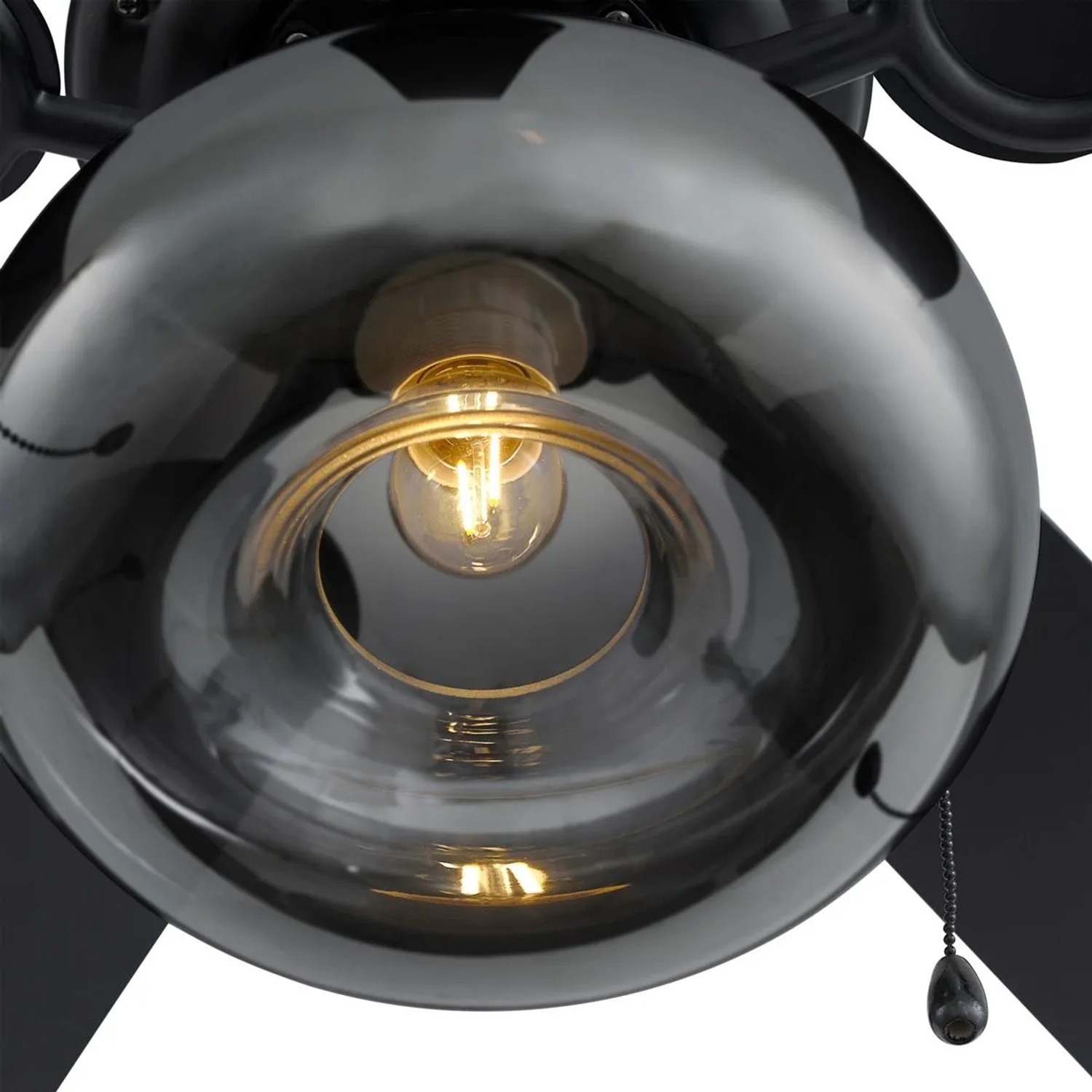 Schwarzer QAZQA Deckenventilator Mistral Busa mit Zugschalter und Lampe.