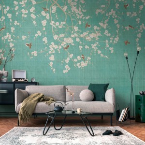 Fototapete Blumen blau-creme-weiß mit Vogelmuster im Wohnzimmer.