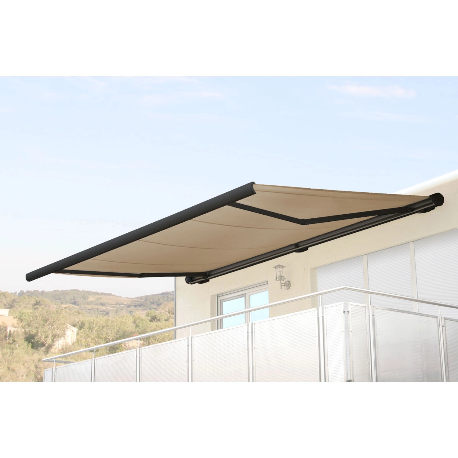 Elektrische Kassettenmarkise, 4x3m, creme Stoff, anthrazitfarbener Rahmen, montiert auf einem Balkon.