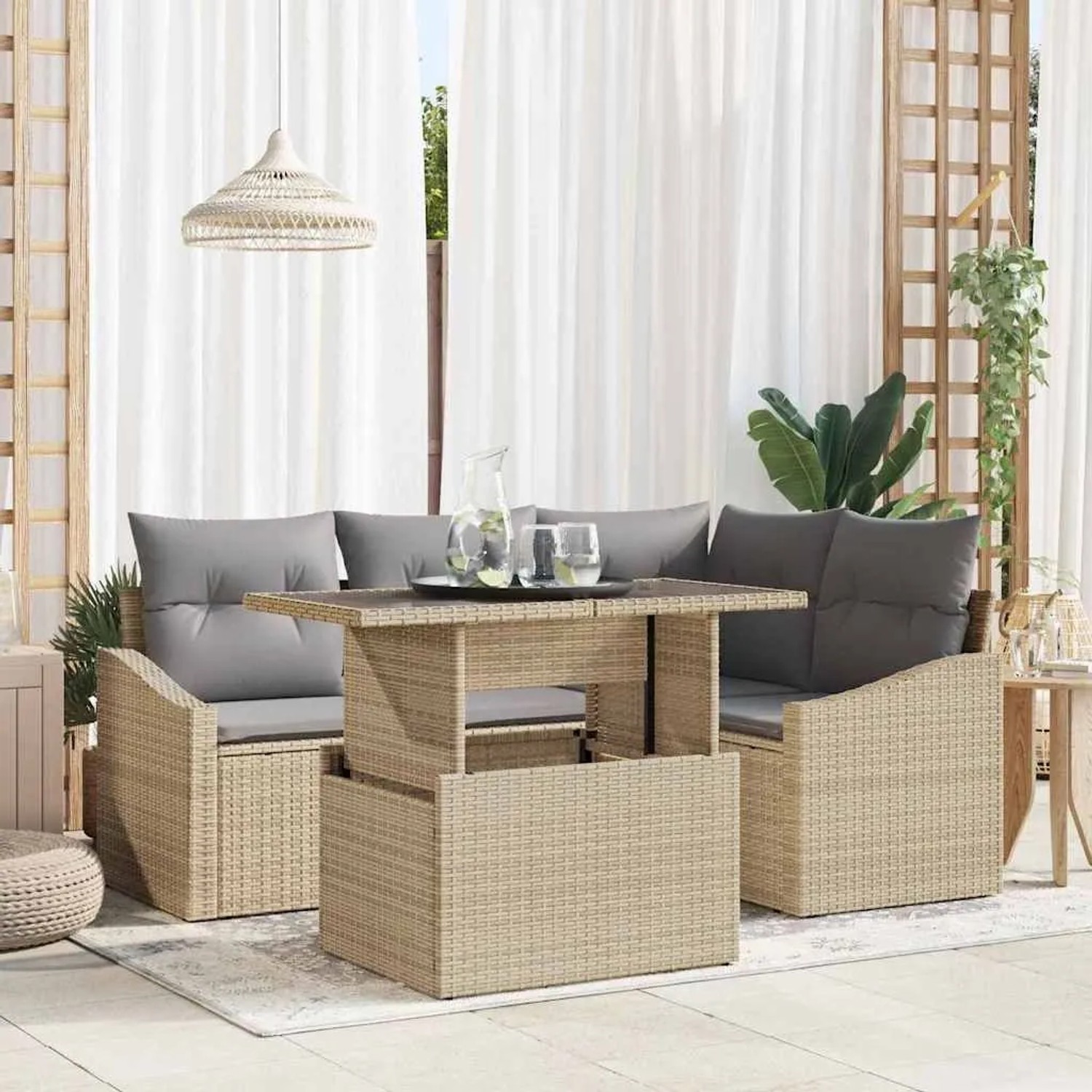 Beiges Gartenmöbel-Set: Sofa, Sessel und Tisch aus Poly-Rattan mit grauen Kissen.