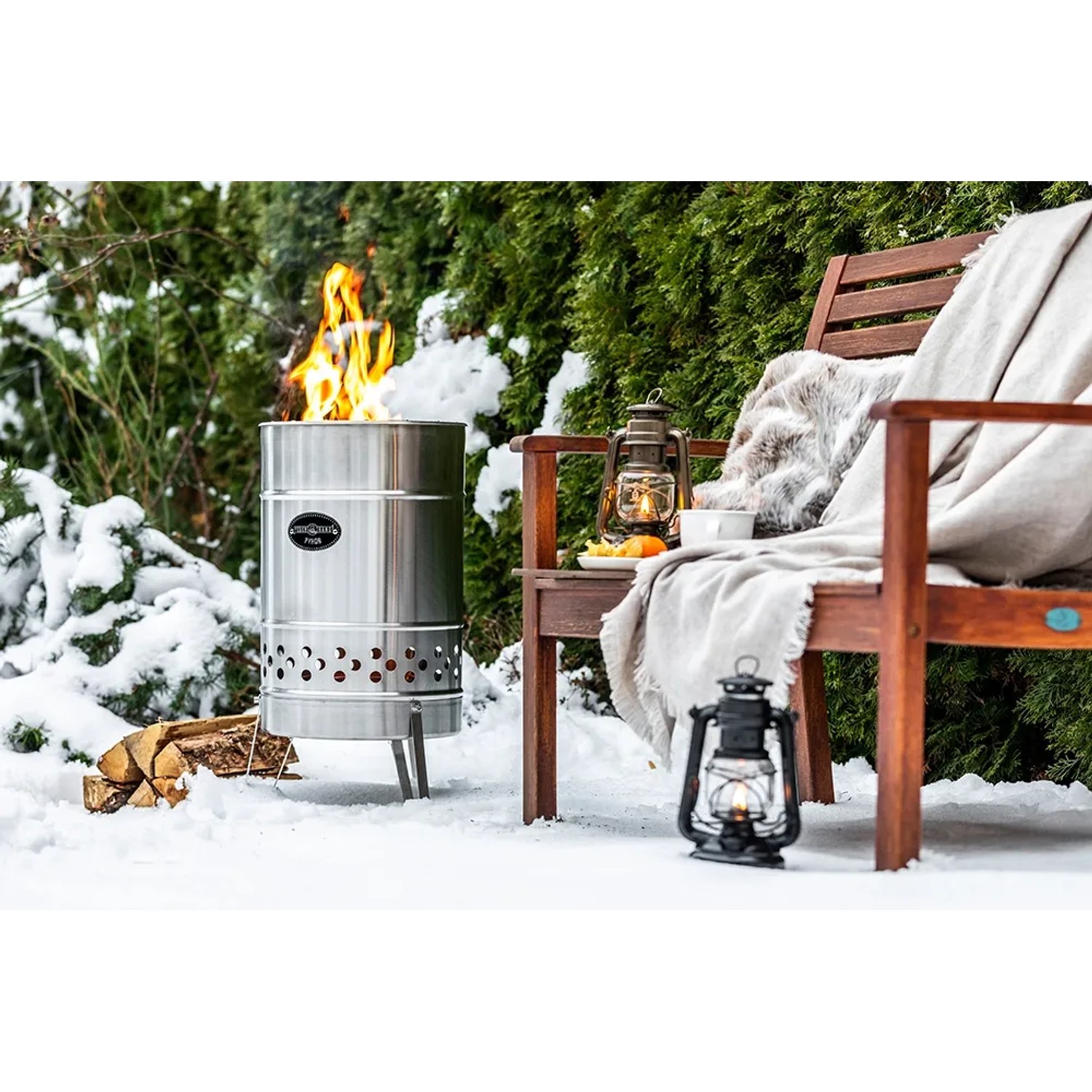 Feuerhand Pyron Feuertonne aus Edelstahl (25 l) im Garten mit brennendem Feuer.