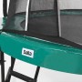 Detailansicht: Grünes Salta Trampolin First Class ø 366 cm mit Sicherheitsnetz und Leiter.