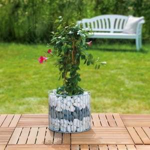 Feuerverzinktes Wilk Gabionen-Pflanzgefäß Amber L (Ø 49 cm) mit Bepflanzung im Garten.