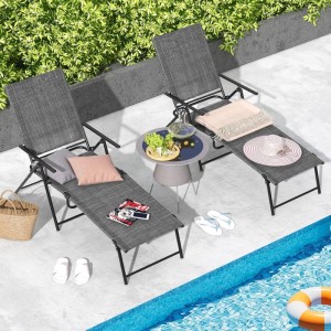 Zwei graue, klappbare Sonnenliegen mit verstellbarer Rückenlehne auf einer Terrasse am Pool. Set für Garten & Balkon.