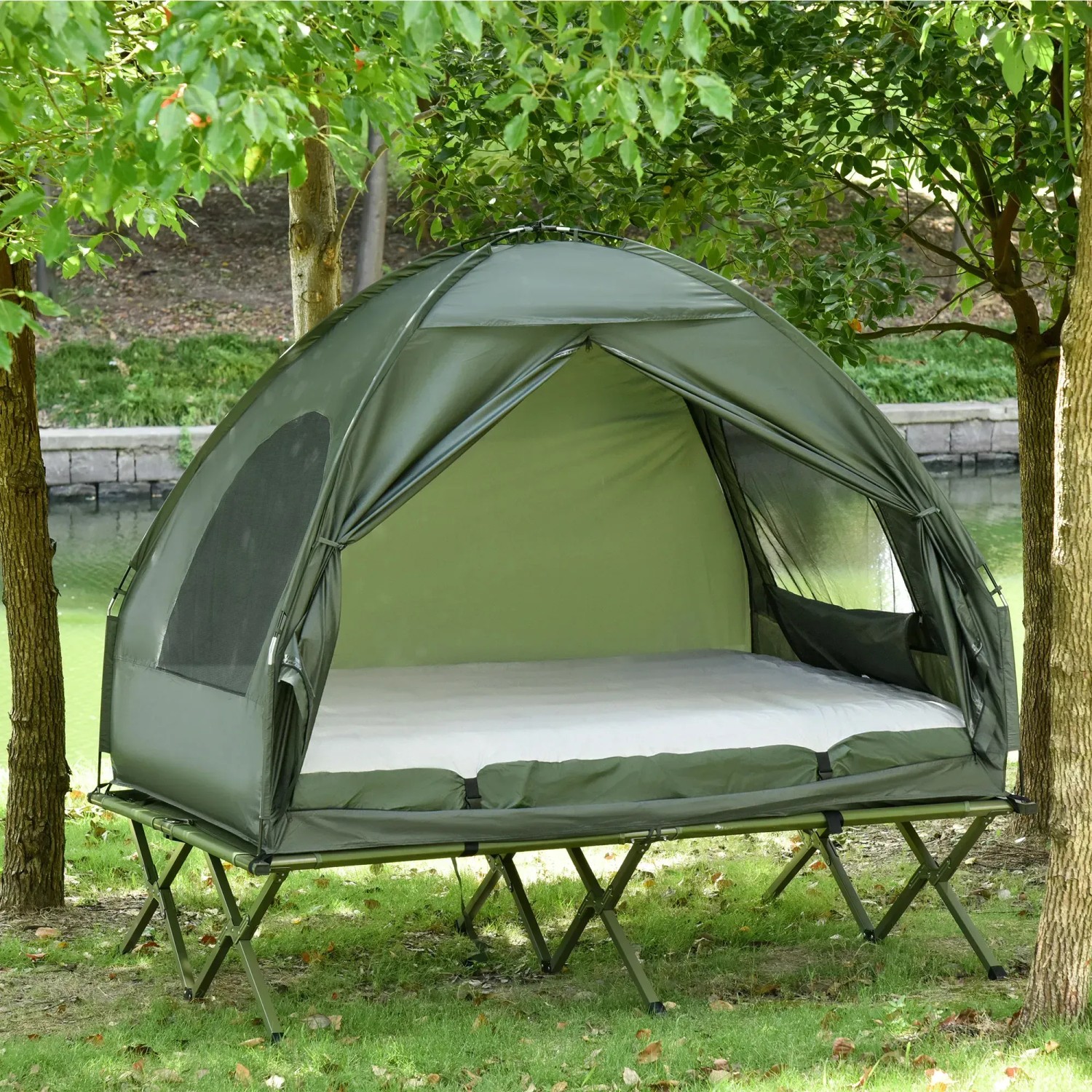 Outsunny Feldbett-Set mit Zelt und Luftmatratze, ideal für Campingausflüge in der Natur.