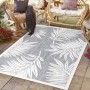 Grauer Outdoor Teppich Sommer 68 (160x230 cm) mit weißem Blattmuster für Terrasse und Garten.