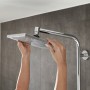Hansgrohe Crometta E 240 Duschsystem in Weiß-Chrom mit quadratischer Kopfbrause.