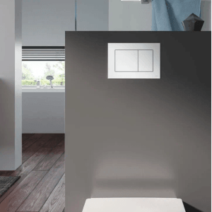 Weißes WC-Komplettset: Wand-WC, Betätigungsplatte an dunkler Wand im modernen Bad. Randlose Keramik.