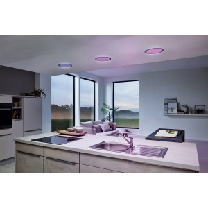 Moderne Küche mit drei smarten, dimmbaren LED-Einbauspots Fueva-Z in Nickelfarben Matt.