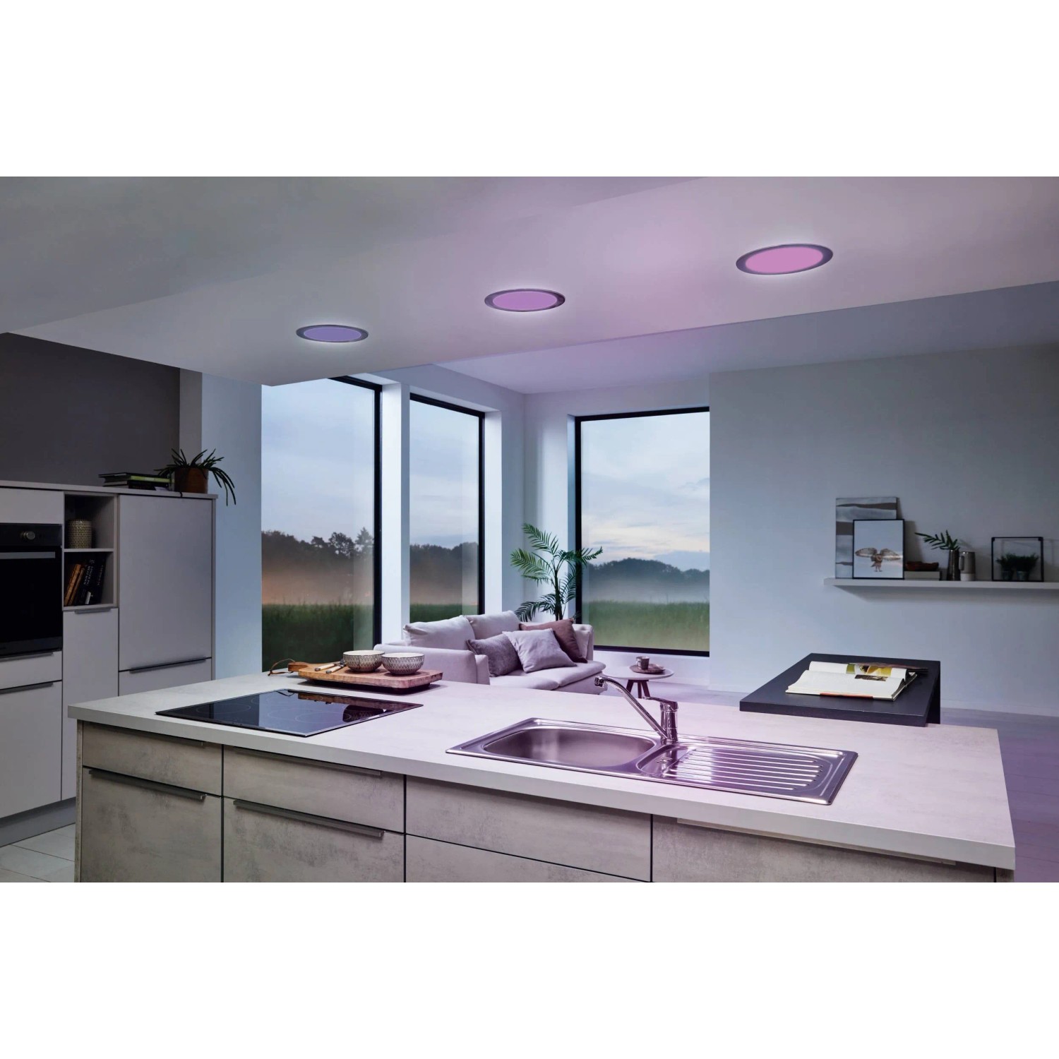 Moderne Küche mit drei smarten, dimmbaren LED-Einbauspots Fueva-Z in Nickelfarben Matt.