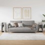 Zwei graue Sonoma Beistelltische mit Ablagen neben einem Sofa im Wohnzimmer.