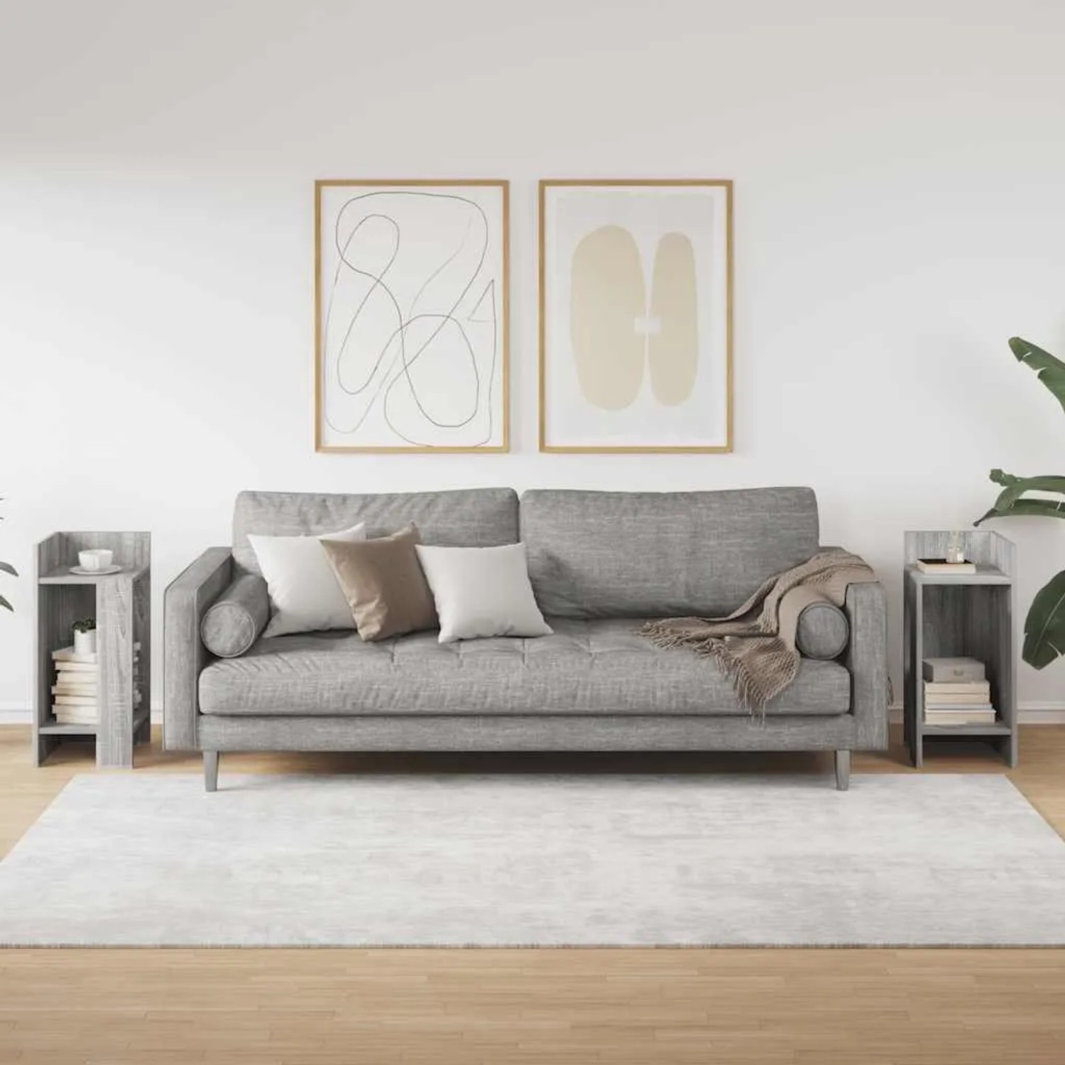 Zwei graue Sonoma Beistelltische mit Ablagen neben einem Sofa im Wohnzimmer.
