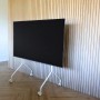 Denpanels Akustikpaneel Eiche Beige, montiert an einer Wand, für verbesserte Raumakustik.