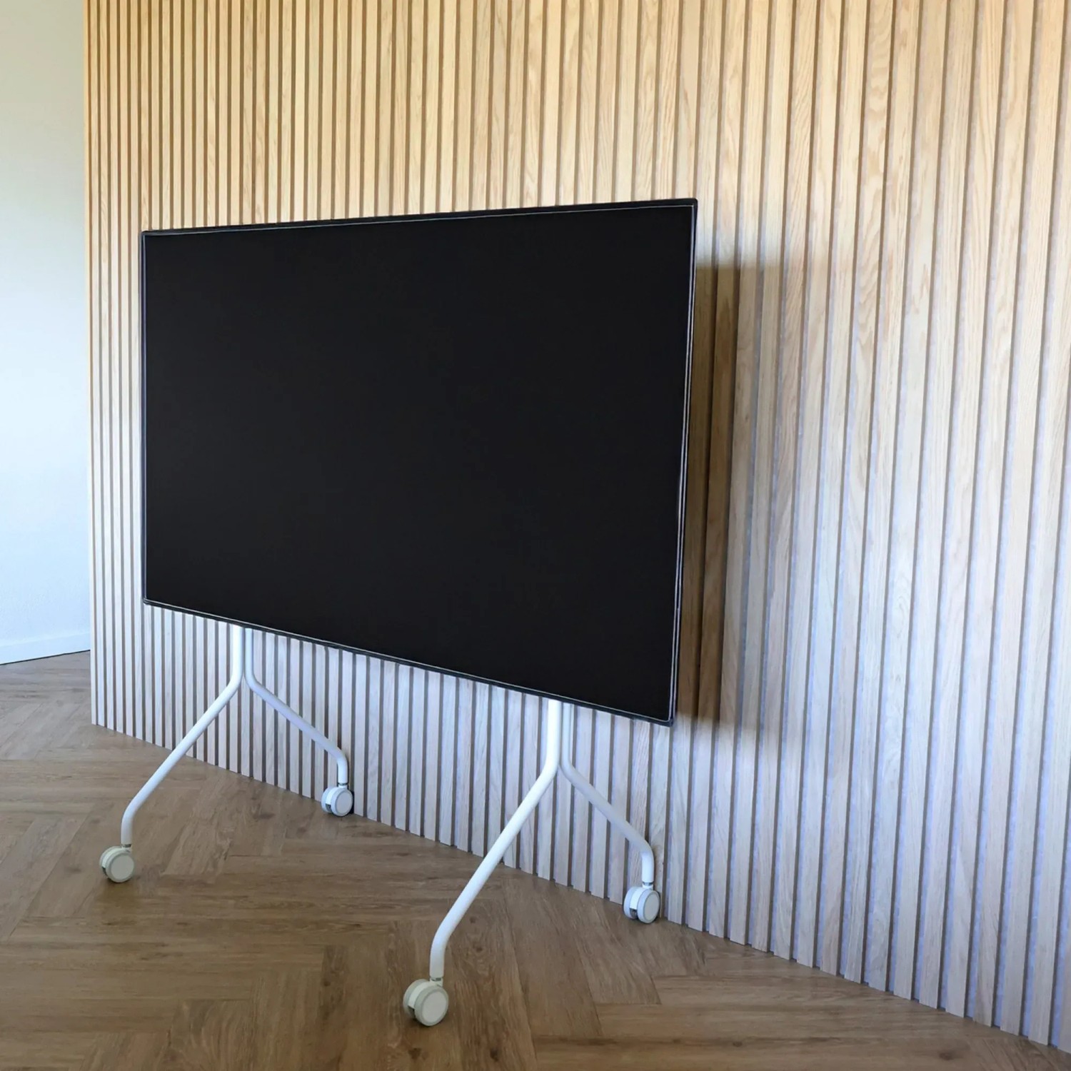 Denpanels Akustikpaneel Eiche Beige, montiert an einer Wand, für verbesserte Raumakustik.