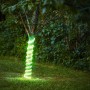 Grünes Eglo LED-Leuchtband Flatneonled (500 cm) um einen Baum gewickelt.