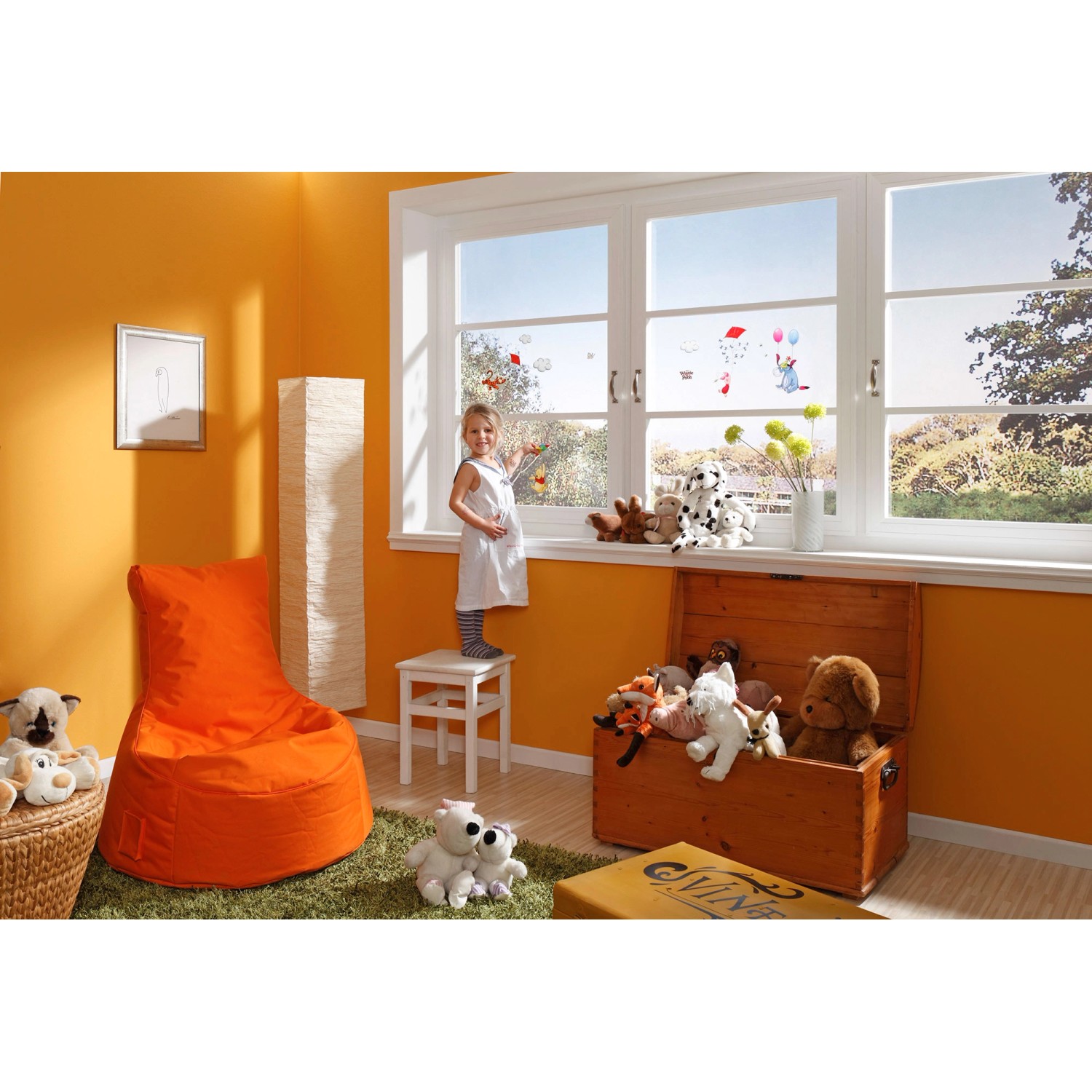Kinderzimmer mit Winnie Pooh Fensterstickern (30x30cm) an einem Fenster.